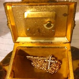 ELEGANT..VINTAGE PORCELAIN ROMANTIC THEMED GOLDEN MUSIC BOX..FELT INTERIOR